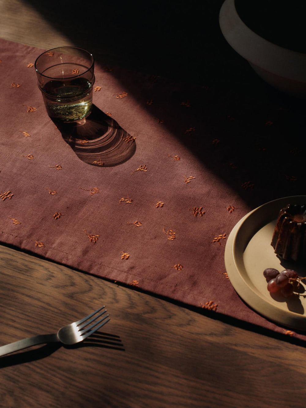 Baies Table Runner - Dark Grape/Picante Red