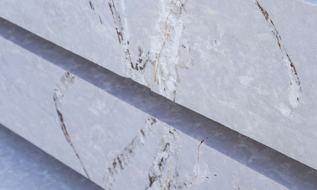 Bag om Mineral Tables