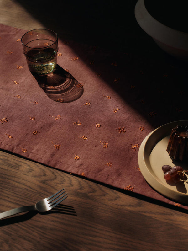 Baies Table Runner - Dark Grape/Picante Red